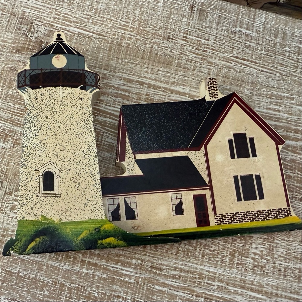 Vintage Handmade and Hand-painted in Massachusetts wooden houses and lighthouses - Picture 14 of 16